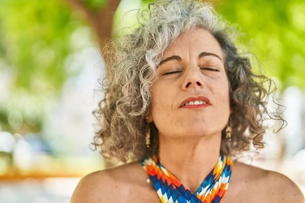 Mujer Pelo Gris Mediana Edad Sonriendo Confiada Respirando Parque —  Fotos de Stock