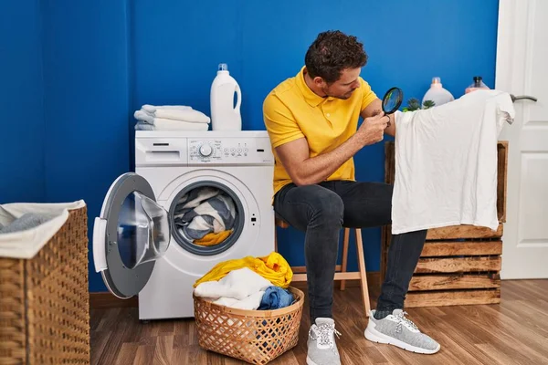 在洗衣房 他的恐慌年轻人穿着干净的T恤 衣服上挂着百叶窗 — 图库照片