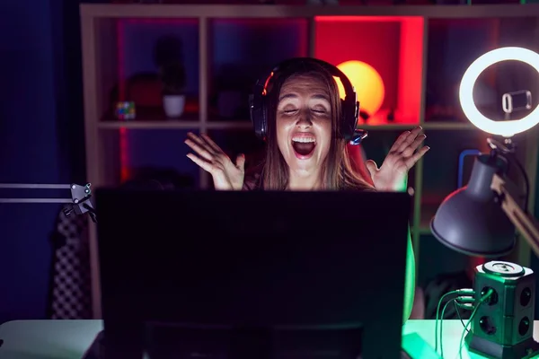 Mladá Krásná Hispánská Žena Streamer Hrát Videohru Vítězným Výrazem Herně — Stock fotografie