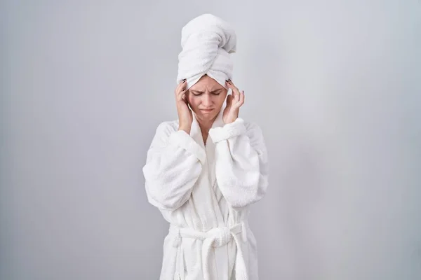 Ξανθιά Καυκάσια Γυναίκα Που Φοράει Μπουρνούζι Χέρι Στο Κεφάλι Πονοκέφαλο — Φωτογραφία Αρχείου