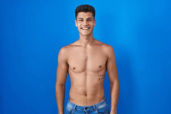 Jonge Spaanse Man Die Shirtloos Een Blauwe Achtergrond Staat Met — Stockfoto