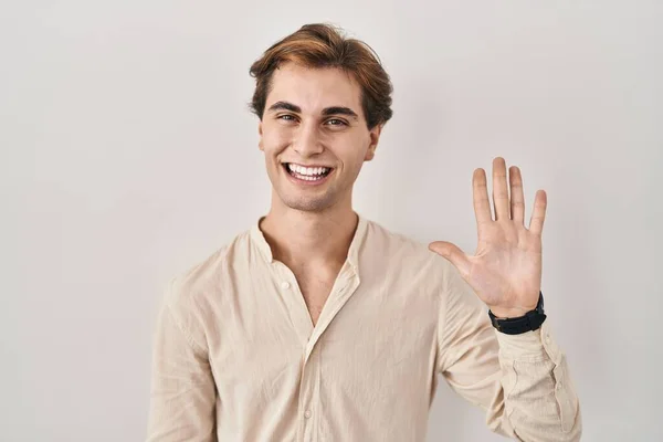 Young Man Standing Isolated Background Showing Pointing Fingers Number Five — Stock Photo, Image