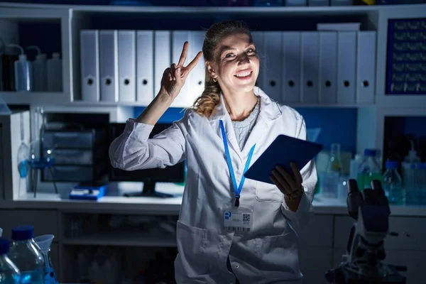Hermosa Mujer Rubia Que Trabaja Laboratorio Científico Tarde Noche Sonriendo —  Fotos de Stock