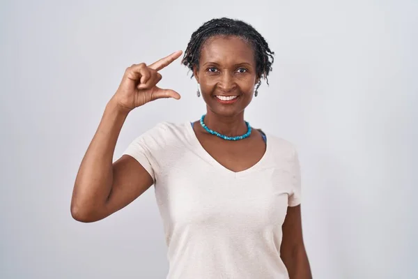 Femme Africaine Avec Dreadlocks Debout Sur Fond Blanc Geste Souriant — Photo