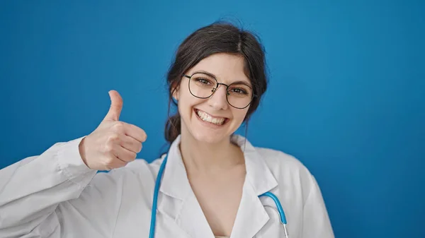 Молода Красива Іспанська Жінка Лікар Робить Великий Палець Над Ізольованим — стокове фото
