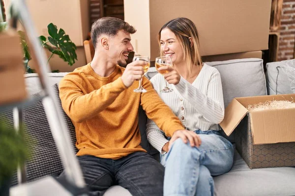 Junger Mann Und Junge Frau Stoßen Mit Wein Auf Sofa — Stockfoto