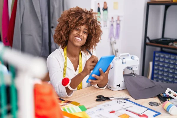 African American Woman Tailor Smiling Confident Drawing Touchpad Atelier — Stock Photo, Image