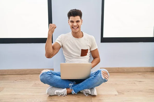 Νεαρός Ισπανός Που Χρησιμοποιεί Φορητό Υπολογιστή Στο Σπίτι Πολύ Χαρούμενος — Φωτογραφία Αρχείου