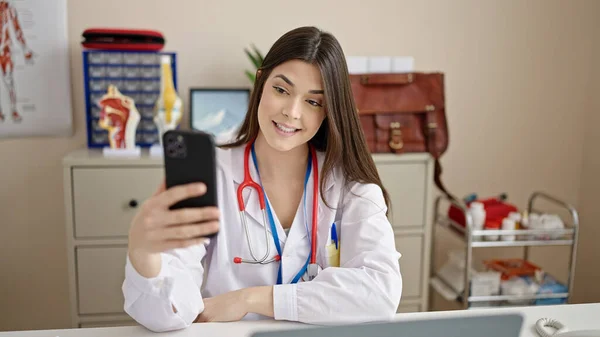 Young Beautiful Hispanic Woman Doctor Using Laptop Smartphone Clinic — Stock Photo, Image