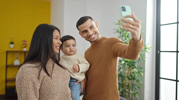 Çift Oğul Evde Dururken Akıllı Telefondan Selfie Çekiyorlar — Stok fotoğraf