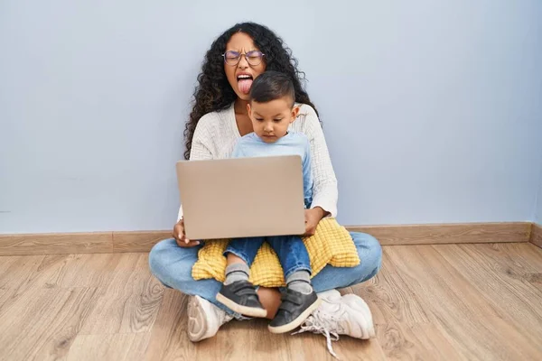 Unga Latinamerikanska Mor Och Barn Som Använder Dator Laptop Sitter — Stockfoto