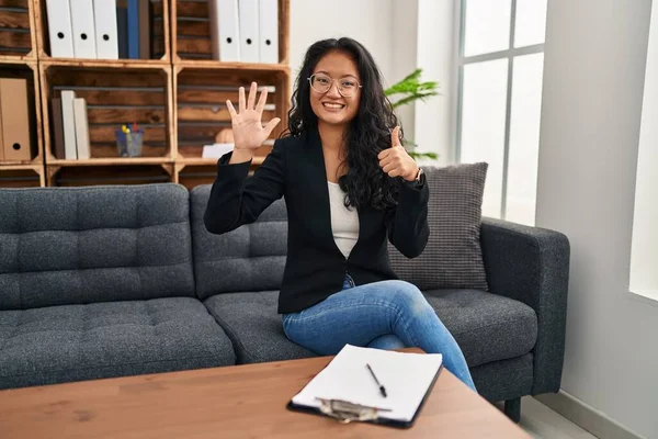 Danışma Ofisindeki Genç Asyalı Kadın Altı Numarayı Gösterip Işaret Ederken — Stok fotoğraf