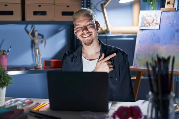 Junge Kaukasische Mann Mit Laptop Der Nacht Kunststudio Fröhlich Mit — Stockfoto