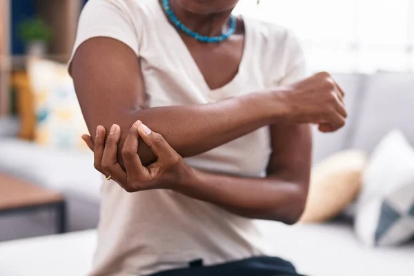 Medelålders Afrikansk Amerikansk Kvinna Sitter Soffan Lider För Armbåge Smärta — Stockfoto