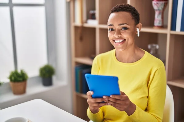 Afričanky Americká Žena Poslech Hudby Pomocí Touchpad Doma — Stock fotografie