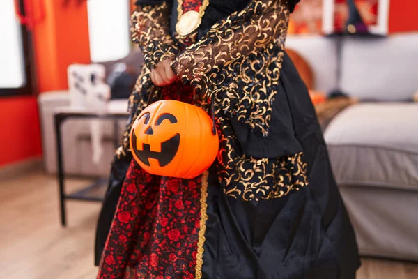 Adorable Fille Hispanique Portant Costume Halloween Tenant Panier Citrouille Maison — Photo