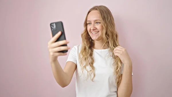 Młoda Blondynka Uśmiecha Się Pewnie Robiąc Selfie Przez Smartfona Odizolowanym — Zdjęcie stockowe