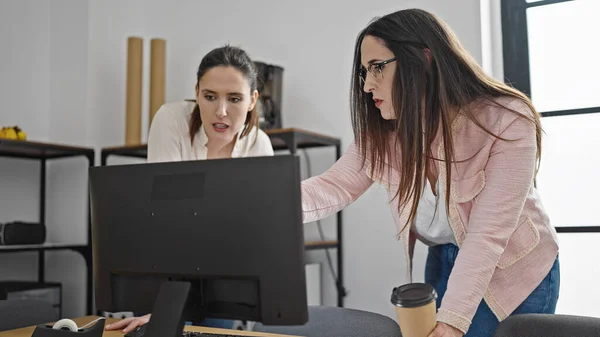 Dos Mujeres Trabajadoras Negocios Usando Computadora Bebiendo Café Oficina —  Fotos de Stock