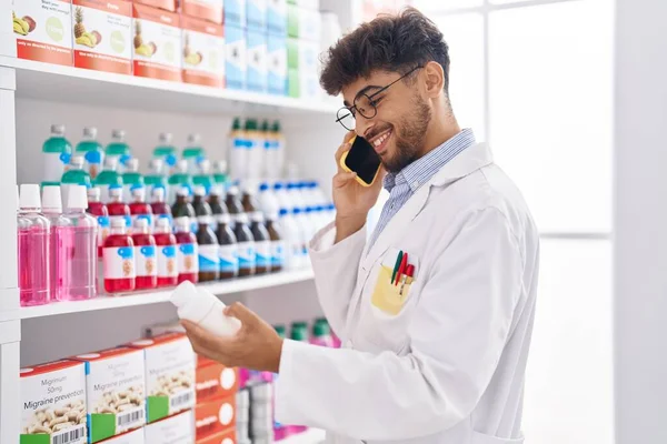Joven Árabe Hombre Farmacéutico Hablando Teléfono Inteligente Celebración Pastillas Botella — Foto de Stock