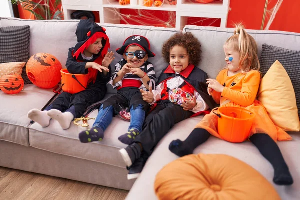 Skupina Dětí Halloween Kostýmu Jíst Bonbóny Doma — Stock fotografie