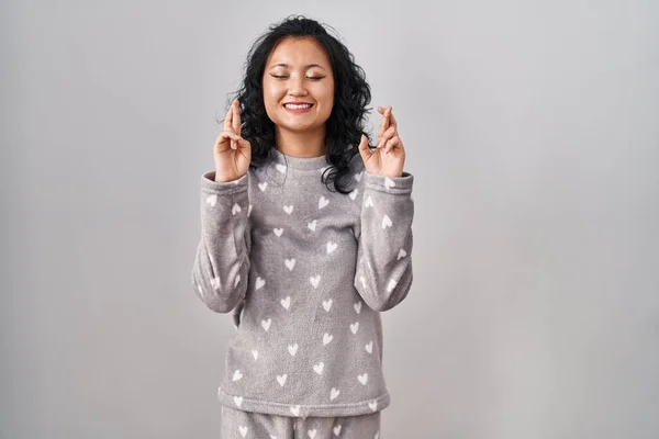 Mujer Asiática Joven Con Pijama Gesto Cruzado Sonriendo Con Esperanza —  Fotos de Stock