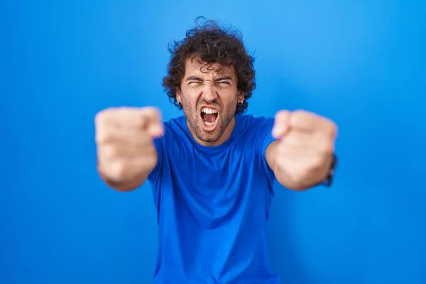 Der Hispanische Junge Mann Steht Wütend Und Wütend Vor Blauem — Stockfoto
