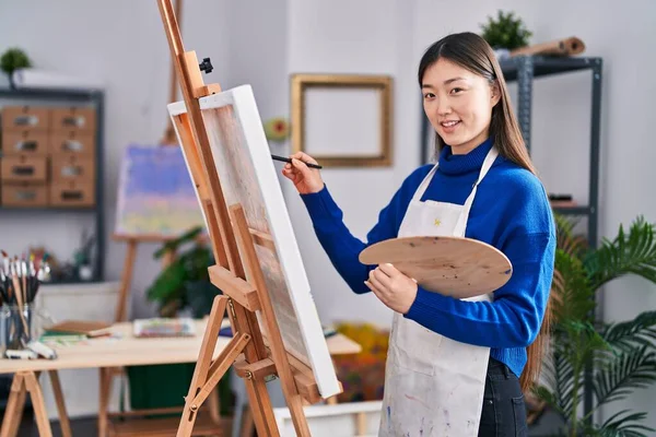Chinese Woman Artist Smiling Confident Drawing Art Studio — Fotografia de Stock