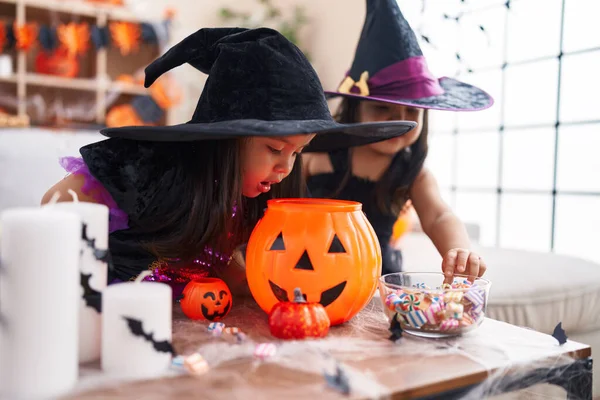 Adoráveis Meninas Gêmeas Ter Festa Halloween Segurando Doces Casa — Fotografia de Stock