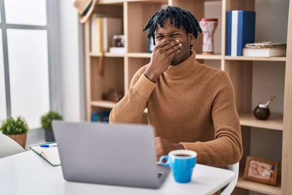 Mladý Afričan Dredy Pracující Počítačovým Laptopem Ucítil Něco Smradlavého Odporného — Stock fotografie