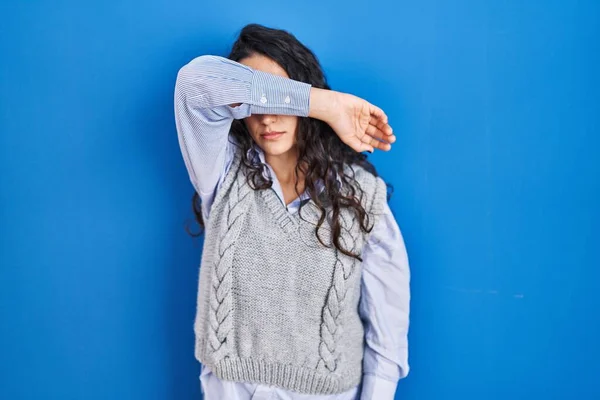 Jonge Brunette Vrouw Staan Blauwe Achtergrond Bedekken Ogen Met Arm — Stockfoto