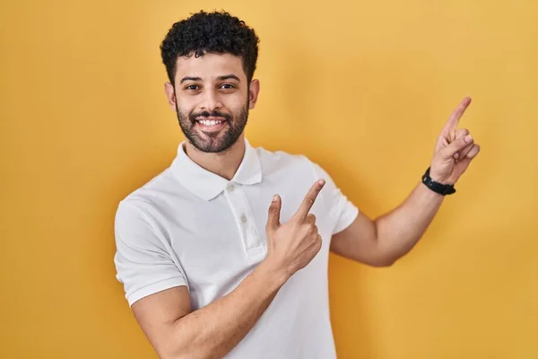 Araber Steht Lächelnd Über Gelbem Hintergrund Und Blickt Die Kamera — Stockfoto