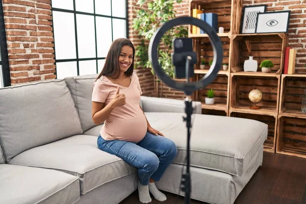Joven Mujer Embarazada Grabación Vlog Tutorial Con Teléfono Inteligente Casa — Foto de Stock
