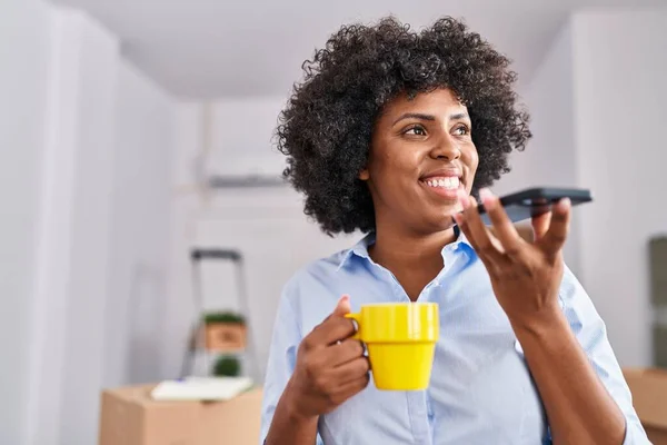 Afroamerikanerin Telefoniert Mit Smartphone Und Trinkt Kaffee Neuen Zuhause — Stockfoto