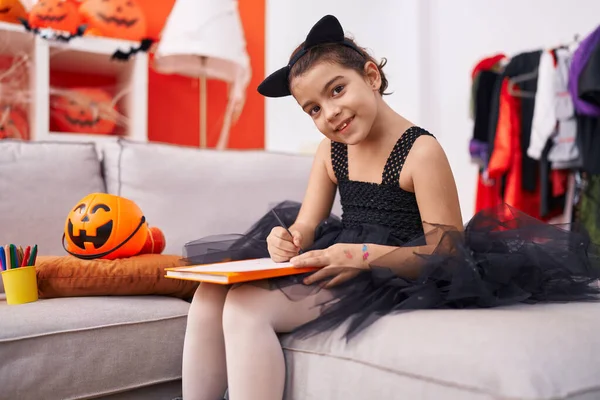 Adorável Menina Hispânica Vestindo Halloween Traje Desenho Notebook Casa — Fotografia de Stock