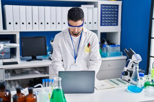 Молодой Араб Ученый Использует Ноутбук Работающий Лаборатории — стоковое фото