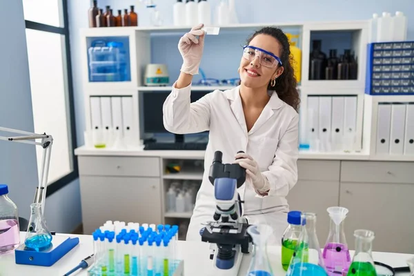 Young Beautiful Hispanic Woman Scientist Smiling Confident Looking Sample Laboratory — Stock Photo, Image