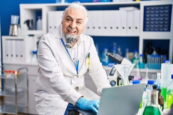 Hombre Científico Pelo Gris Mediana Edad Sonriendo Confiado Usando Portátil — Foto de Stock