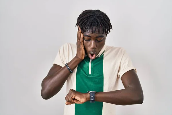 Afrikaanse Man Met Dreadlocks Staan Geïsoleerde Achtergrond Kijken Naar Horloge — Stockfoto