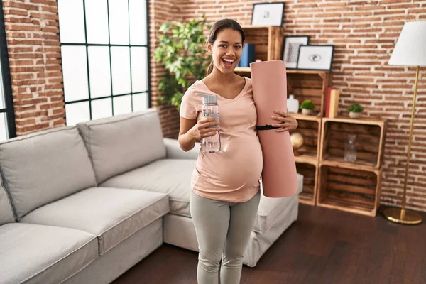 Ung Gravid Kvinna Som Håller Yogamatta Hemma Leende Och Skrattar — Stockfoto