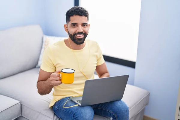 Genç Arap Adam Dizüstü Bilgisayar Kullanıyor Evde Kahve Içiyor — Stok fotoğraf