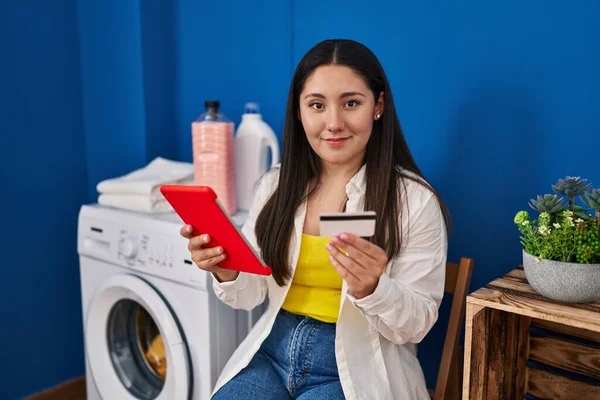 Jovem Hispânica Usando Touchpad Cartão Crédito Espera Máquina Lavar Roupa — Fotografia de Stock