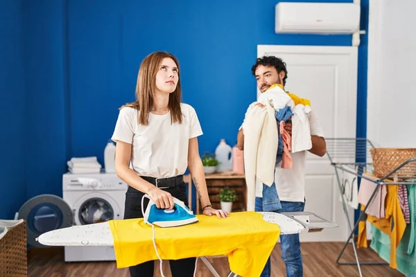 Çamaşır Odasında Ütü Yapan Kadın Erkek — Stok fotoğraf