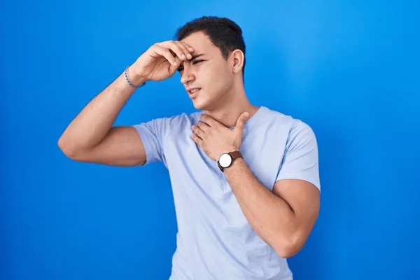 Young Hispanic Man Standing Blue Background Touching Forehead Illness Fever — 스톡 사진