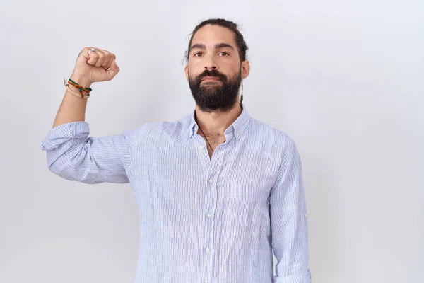 Homem Hispânico Com Barba Vestindo Camisa Casual Pessoa Forte Mostrando — Fotografia de Stock