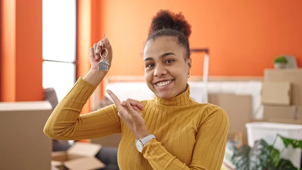 Junge Afroamerikanerin Lächelt Selbstbewusst Und Zeigt Schlüssel Neuen Zuhause — Stockfoto