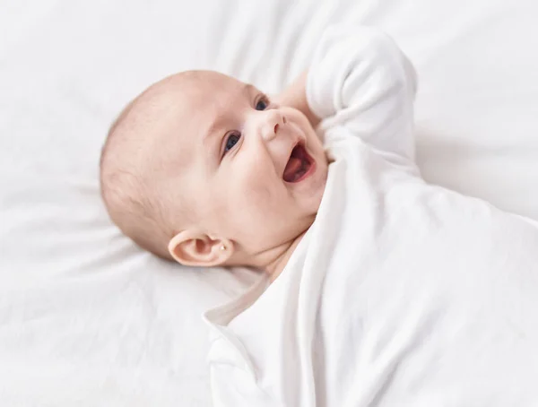 Sevimli Beyaz Bebek Yatakta Uzanıyor Gülümsüyor — Stok fotoğraf