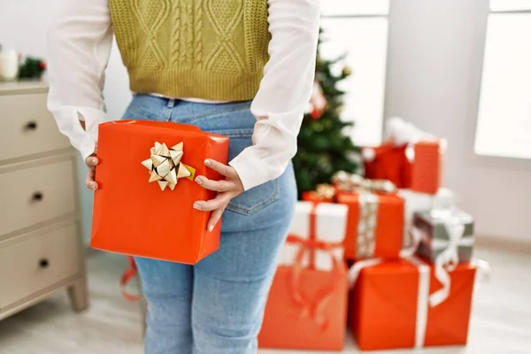 Young Beautiful Hispanic Woman Holding Christmas Gift Back Home — Stok fotoğraf