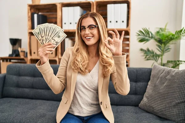 Young Blonde Therapist Woman Working Therapy Office Holding Money Doing — Stock Photo, Image