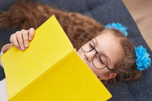 Adorável Caucasiano Menina Leitura Livro Deitado Sofá Casa — Fotografia de Stock