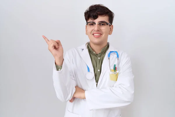 Homem Jovem Não Binário Vestindo Uniforme Médico Estetoscópio Com Grande — Fotografia de Stock